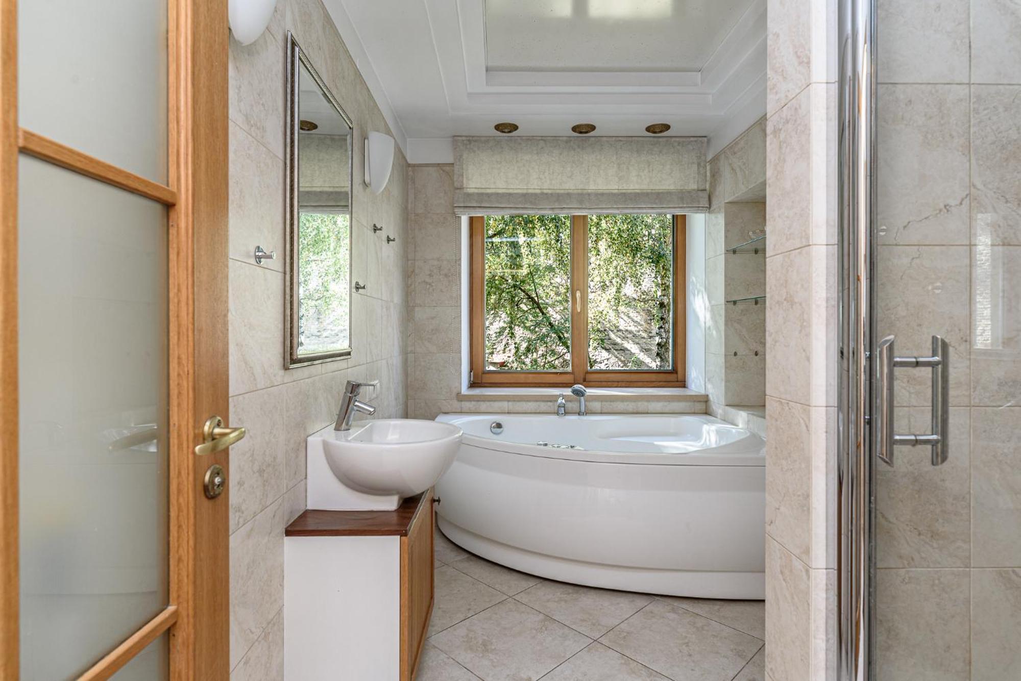 Jacuzzi Apartments X Free Parking X Self Check-In 24X7 By H&H VNO Exterior photo
